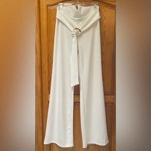 NWT “Fashion Nova” White Pants, size M